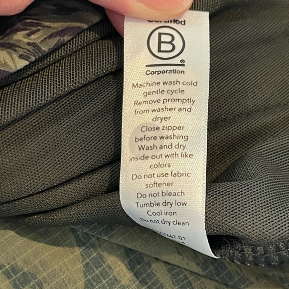 Athleta Trekkie North Printed High Waist Olive Green/Black Shorts, Floral, Sz 4 - Picture 7 of 13